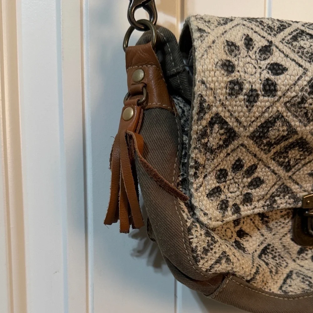 Spell Bound Messenger Bag in Olive green and Leather - Picture 4 of 16